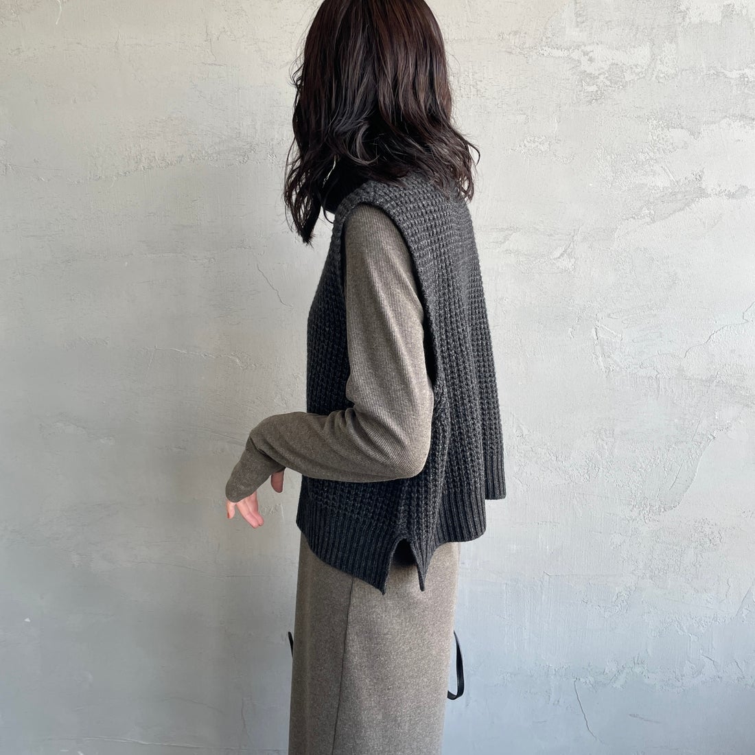 mizuiro ind [ミズイロインド] ワッフルハイネックベスト [4-220093] 92 C.GRAY &&モデル身長：160cm 着用サイズ：F&&