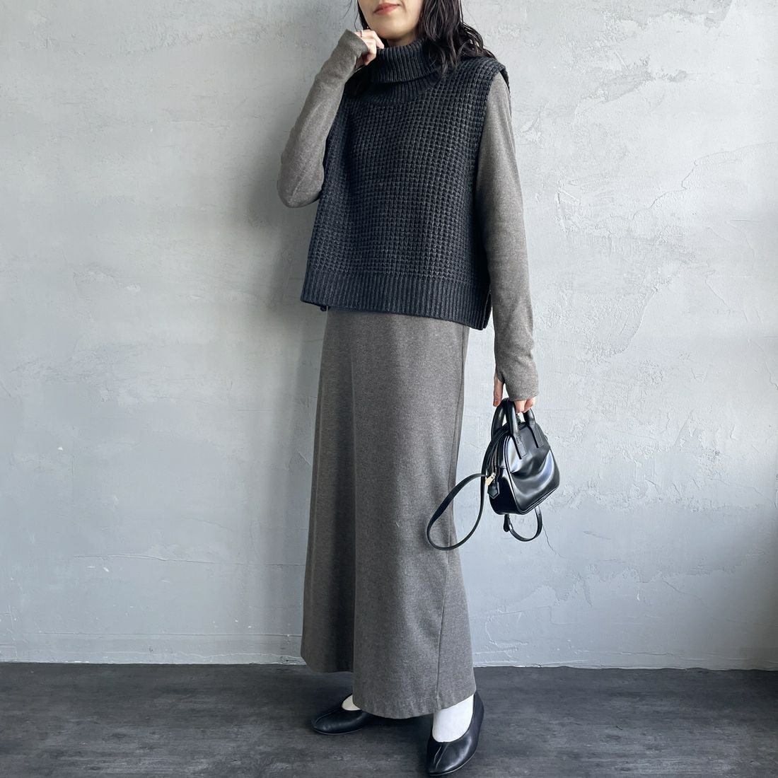 mizuiro ind [ミズイロインド] ワッフルハイネックベスト [4-220093] 92 C.GRAY &&モデル身長：160cm 着用サイズ：F&&