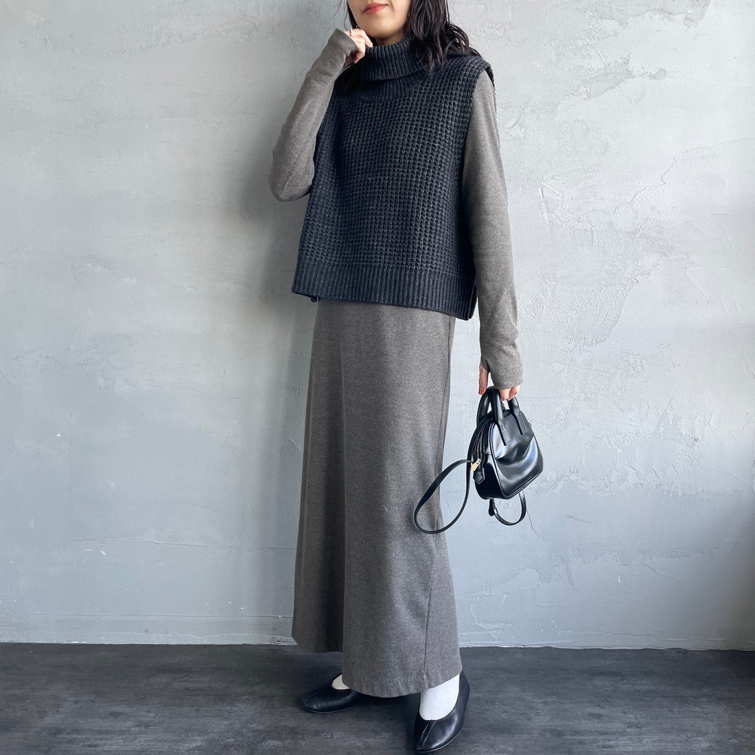 mizuiro ind [ミズイロインド] ワッフルハイネックベスト [4-220093] 92 C.GRAY &&モデル身長：160cm 着用サイズ：F&&