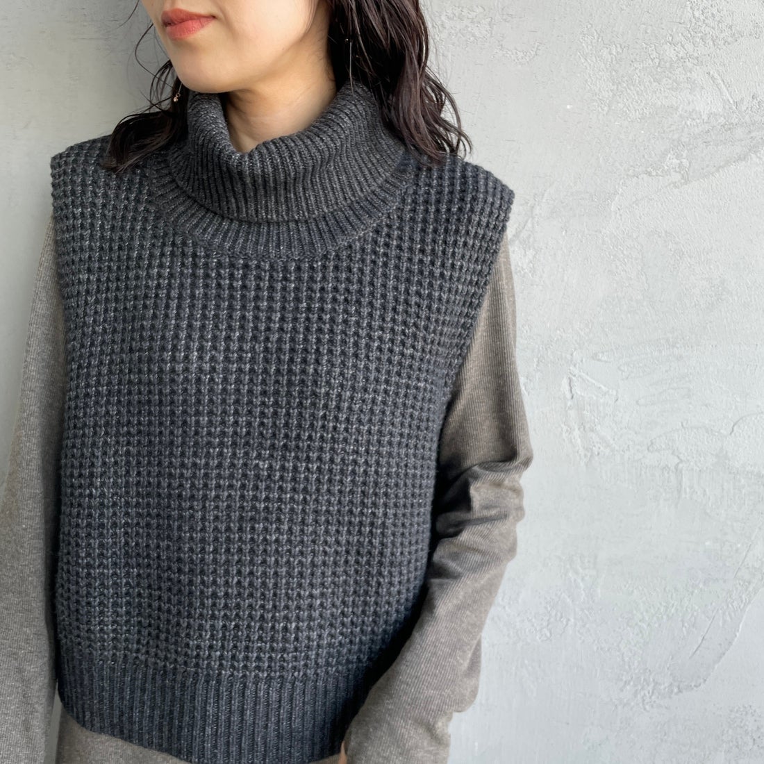 mizuiro ind [ミズイロインド] ワッフルハイネックベスト [4-220093] 92 C.GRAY &&モデル身長：160cm 着用サイズ：F&&