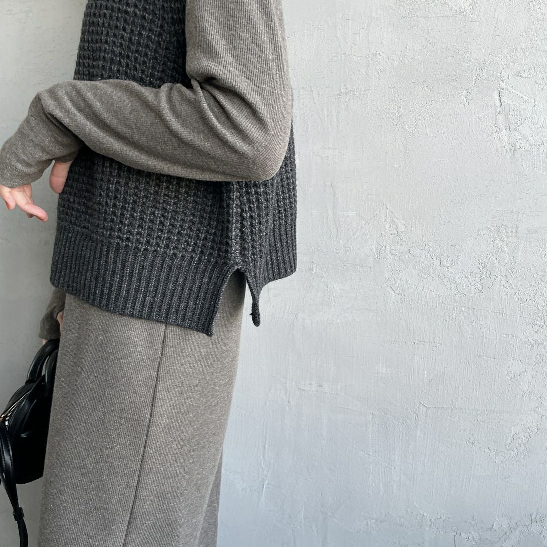 mizuiro ind [ミズイロインド] ワッフルハイネックベスト [4-220093] 92 C.GRAY &&モデル身長：160cm 着用サイズ：F&&