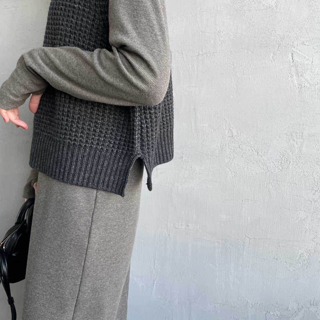 mizuiro ind [ミズイロインド] ワッフルハイネックベスト [4-220093] 92 C.GRAY &&モデル身長：160cm 着用サイズ：F&&