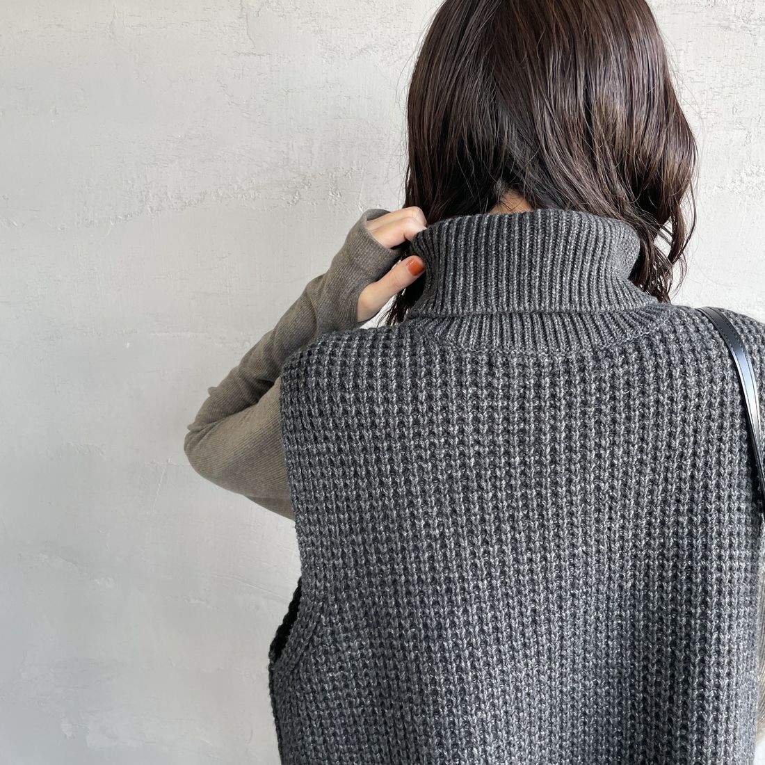 mizuiro ind [ミズイロインド] ワッフルハイネックベスト [4-220093] 92 C.GRAY &&モデル身長：160cm 着用サイズ：F&&