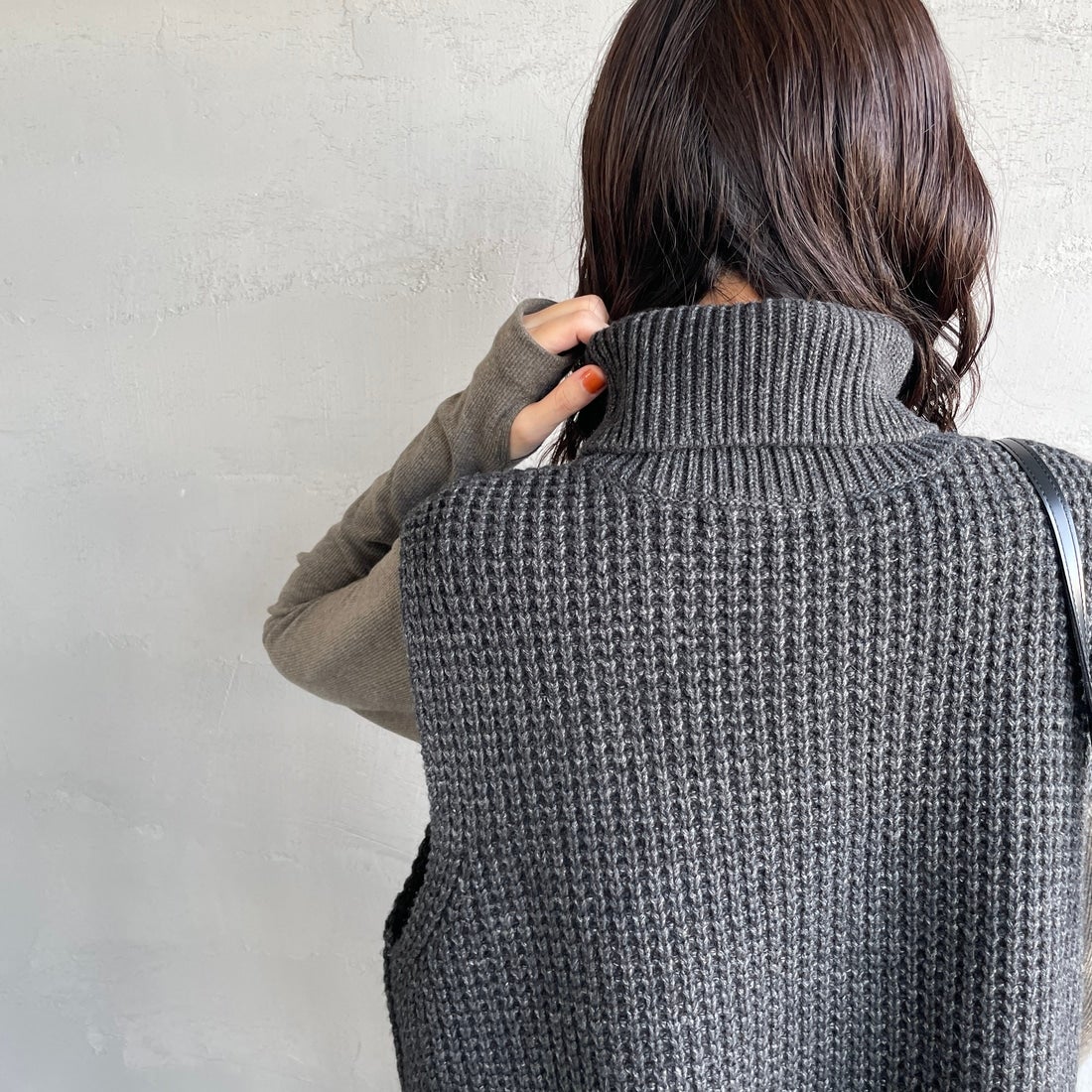 mizuiro ind [ミズイロインド] ワッフルハイネックベスト [4-220093] 92 C.GRAY &&モデル身長：160cm 着用サイズ：F&&