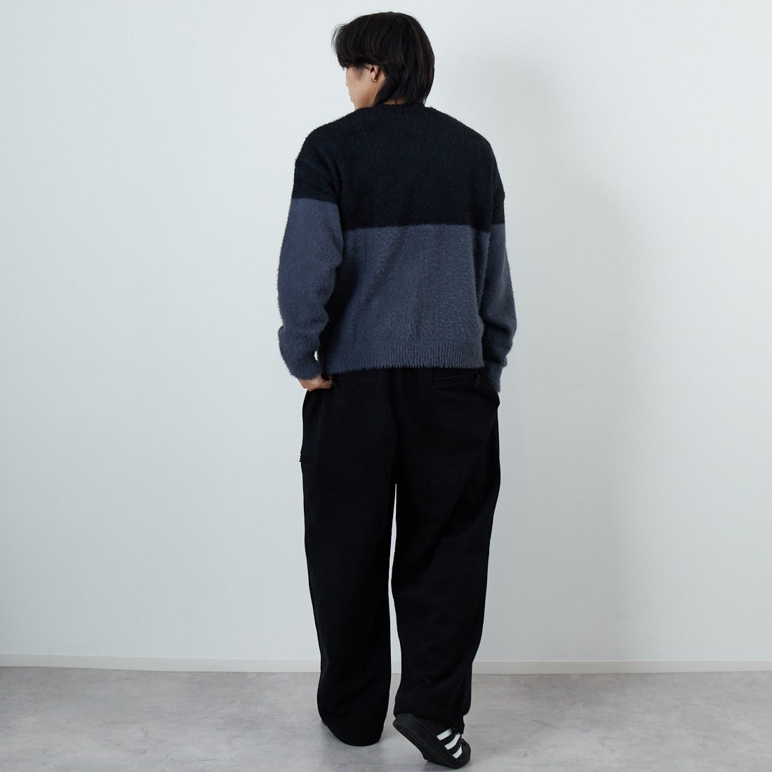 33Degrees [サーティスリーディグリーズ] シャギーツートンクルーネックニット [725807] BLK/CHR &&モデル身長：179cm 着用サイズ：M&&