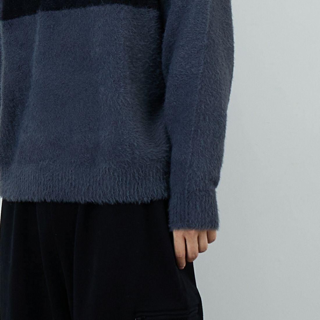 33Degrees [サーティスリーディグリーズ] シャギーツートンクルーネックニット [725807] BLK/CHR &&モデル身長：179cm 着用サイズ：M&&