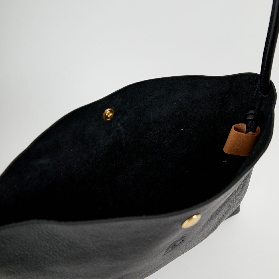 IL BISONTE [イルビゾンテ] レザークロスボディバッグ [54192300110] 35 ﾌﾞﾗｯｸ