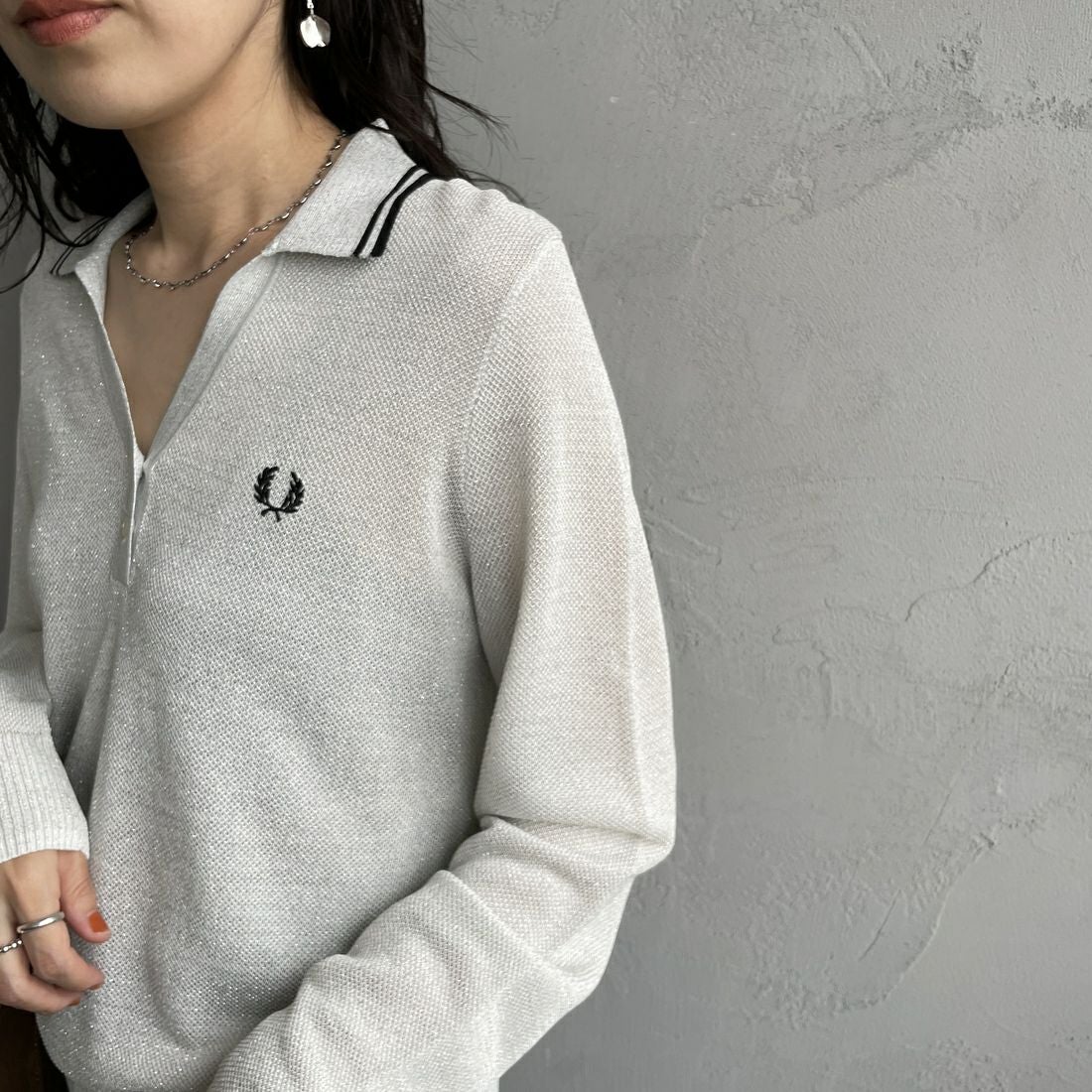 FRED PERRY [フレッドペリー] ツインティップライン メタリックニットポロシャツ [K1128] 560 ECRU &&モデル身長：160cm 着用サイズ：10&&