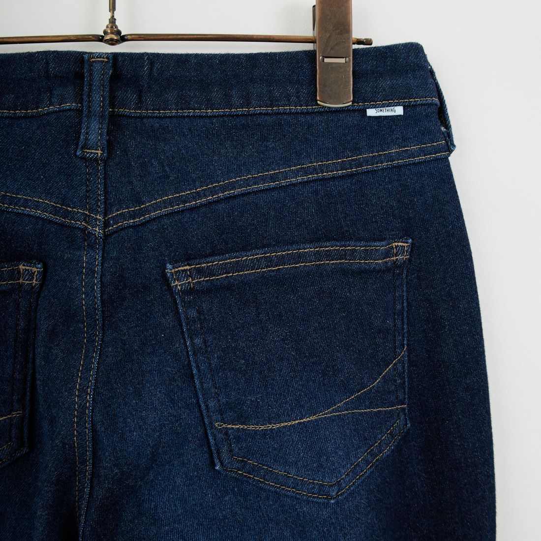 SOMETHING [サムシング] BODY FIRE テーパードデニムパンツ [SW38] 2526 D.BLU