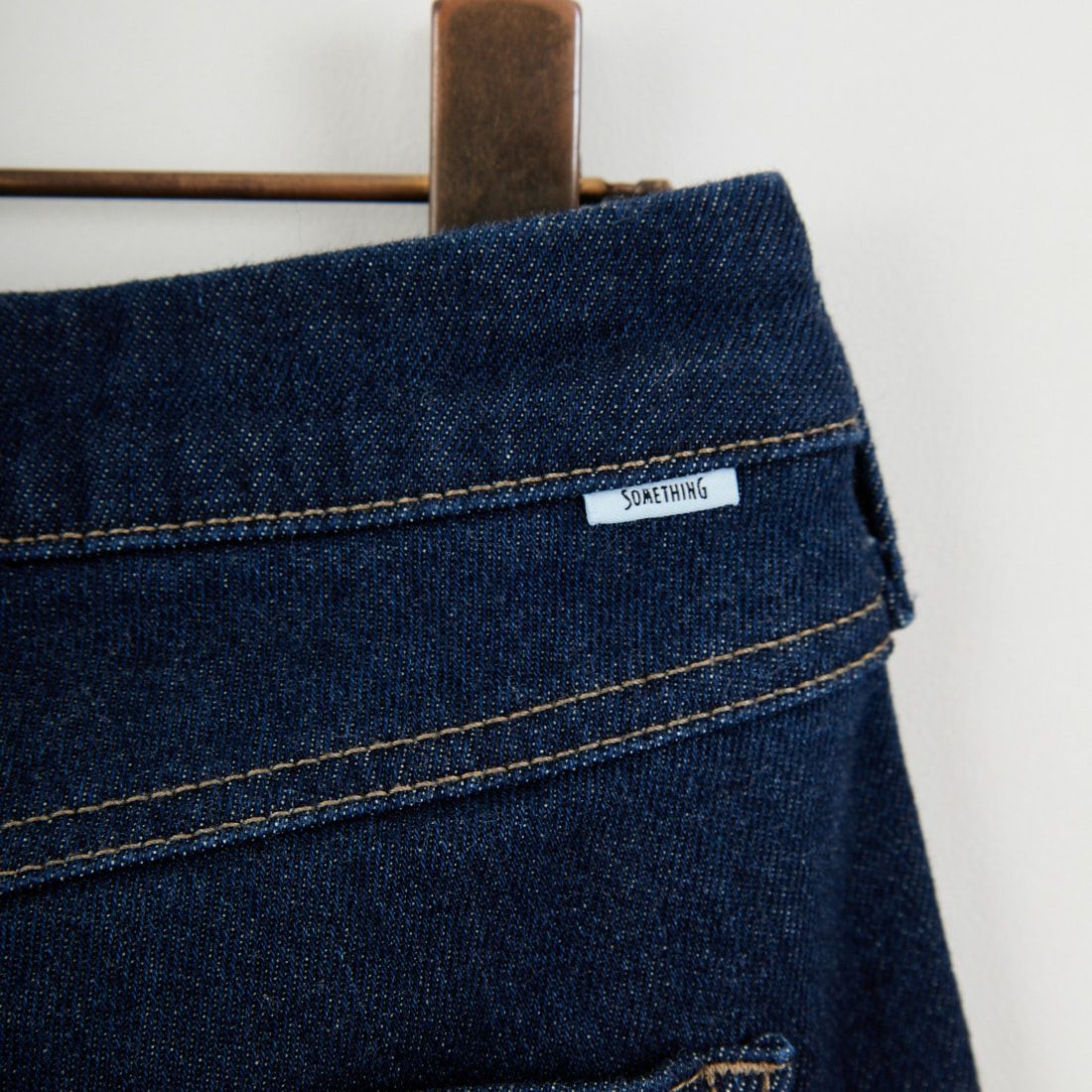 SOMETHING [サムシング] BODY FIRE テーパードデニムパンツ [SW38] 2526 D.BLU