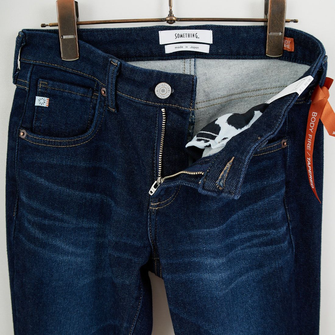 SOMETHING [サムシング] BODY FIRE テーパードデニムパンツ [SW38] 2526 D.BLU