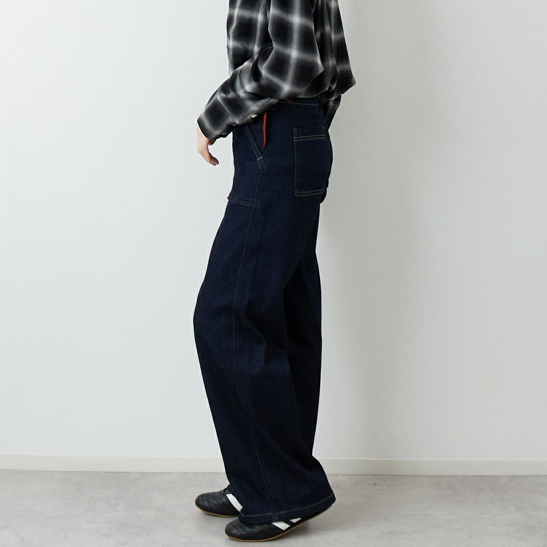 SOMETHING [サムシング] BODY FIRE ワイドベイカーデニムパンツ [SW158] 2583 BLACK SOMETHING [サムシング] BODY FIRE ワイドベイカーデニムパンツ [SW158] 2500 O.W &&モデル身長：162cm 着用サイズ：XS&&