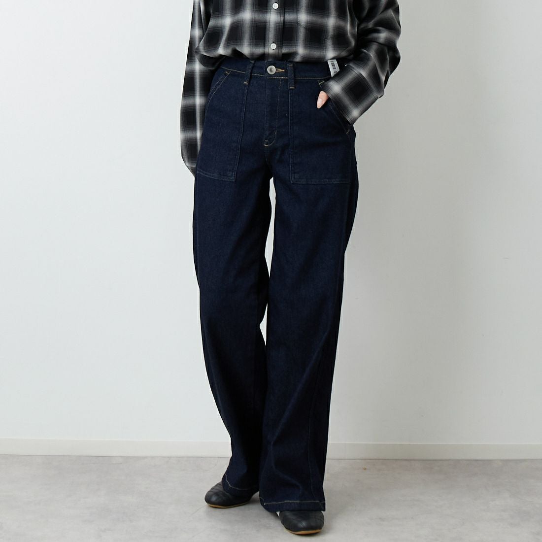 SOMETHING [サムシング] BODY FIRE ワイドベイカーデニムパンツ [SW158] 2583 BLACK SOMETHING [サムシング] BODY FIRE ワイドベイカーデニムパンツ [SW158] 2500 O.W &&モデル身長：162cm 着用サイズ：XS&&