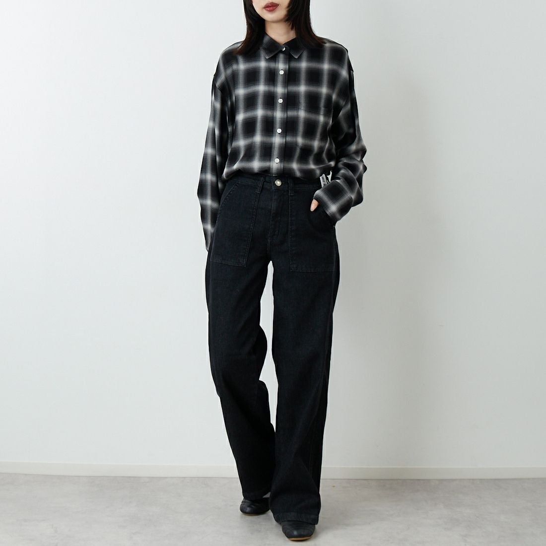 SOMETHING [サムシング] BODY FIRE ワイドベイカーデニムパンツ [SW158] 2583 BLACK SOMETHING [サムシング] BODY FIRE ワイドベイカーデニムパンツ [SW158] 2500 O.W &&モデル身長：162cm 着用サイズ：XS&&