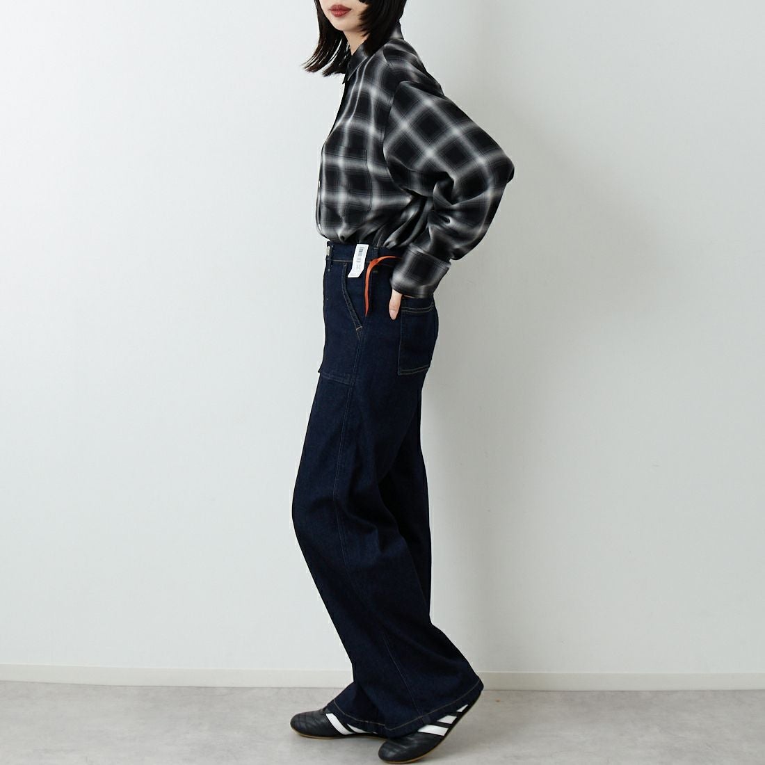 SOMETHING [サムシング] BODY FIRE ワイドベイカーデニムパンツ [SW158] 2583 BLACK SOMETHING [サムシング] BODY FIRE ワイドベイカーデニムパンツ [SW158] 2500 O.W &&モデル身長：162cm 着用サイズ：XS&&