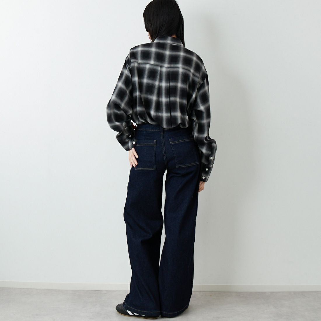 SOMETHING [サムシング] BODY FIRE ワイドベイカーデニムパンツ [SW158] 2583 BLACK SOMETHING [サムシング] BODY FIRE ワイドベイカーデニムパンツ [SW158] 2500 O.W &&モデル身長：162cm 着用サイズ：XS&&