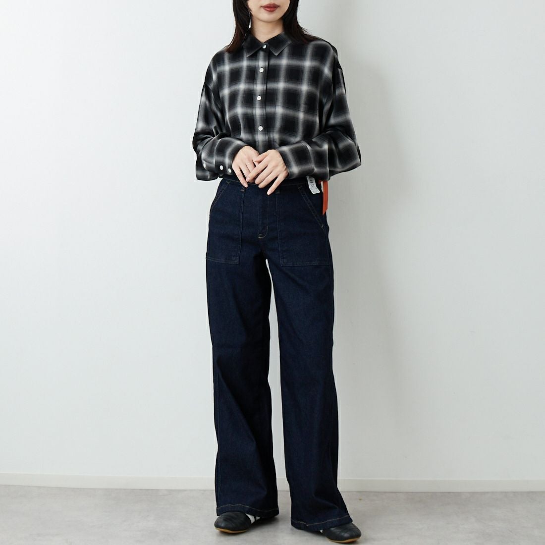 SOMETHING [サムシング] BODY FIRE ワイドベイカーデニムパンツ [SW158] 2583 BLACK SOMETHING [サムシング] BODY FIRE ワイドベイカーデニムパンツ [SW158] 2500 O.W &&モデル身長：162cm 着用サイズ：XS&&