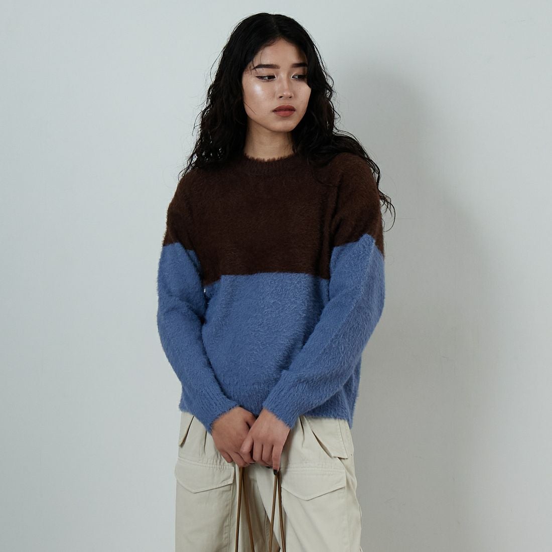 Jf Ready Made [ジェイエフレディメイド] シャギーツートンクルーネックニット [725807] BRN/BLU &&モデル身長：162cm 着用サイズ：F&&