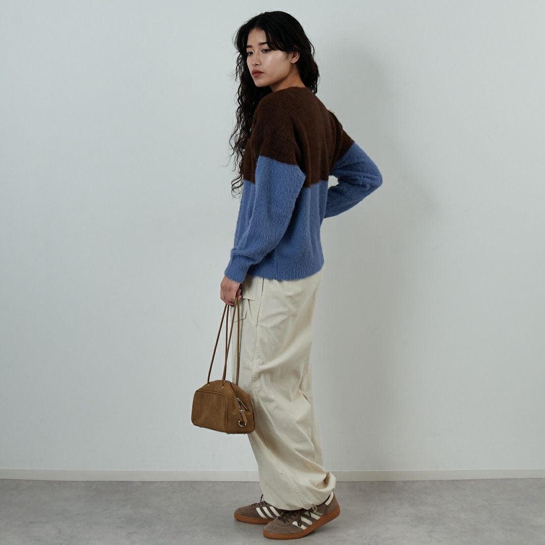 Jf Ready Made [ジェイエフレディメイド] シャギーツートンクルーネックニット [725807] BRN/BLU &&モデル身長：162cm 着用サイズ：F&&