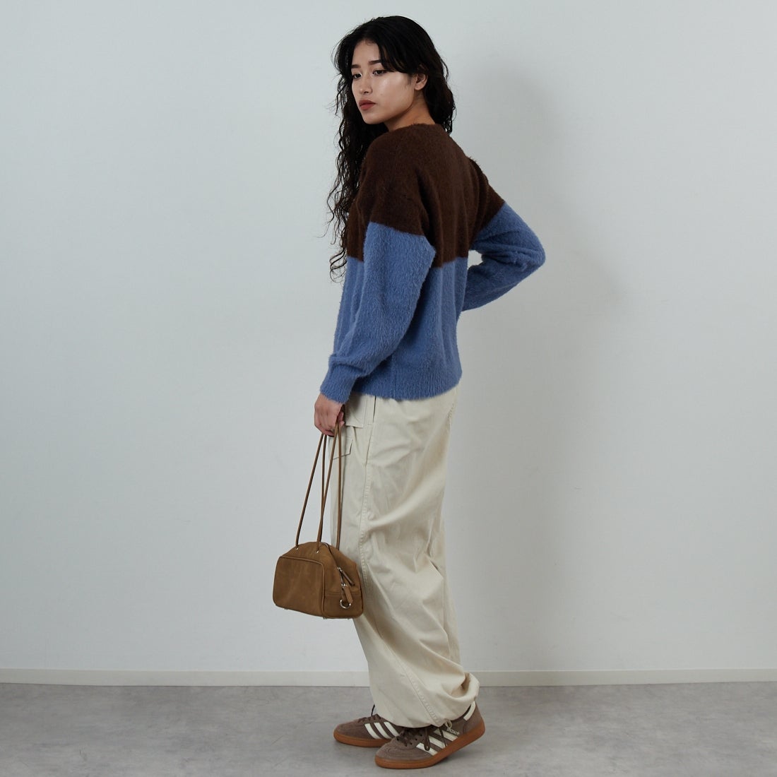 Jf Ready Made [ジェイエフレディメイド] シャギーツートンクルーネックニット [725807] BRN/BLU &&モデル身長：162cm 着用サイズ：F&&
