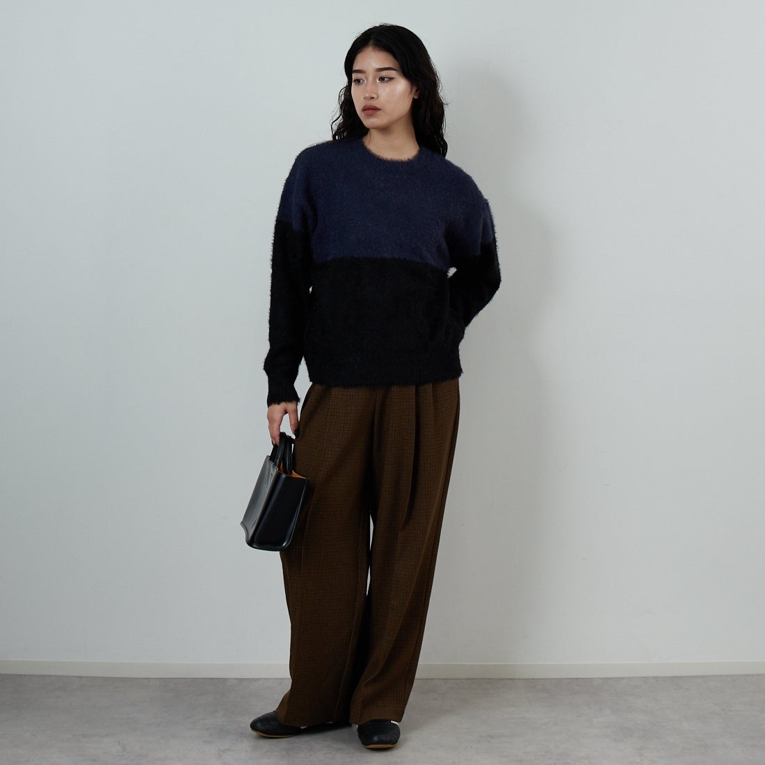 Jf Ready Made [ジェイエフレディメイド] シャギーツートンクルーネックニット [725807]NVY/BLK &&モデル身長：162cm 着用サイズ：F&&
