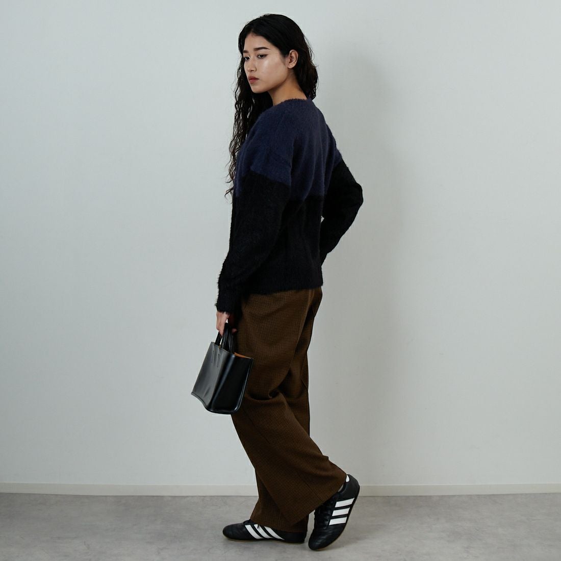 Jf Ready Made [ジェイエフレディメイド] シャギーツートンクルーネックニット [725807]NVY/BLK &&モデル身長：162cm 着用サイズ：F&&