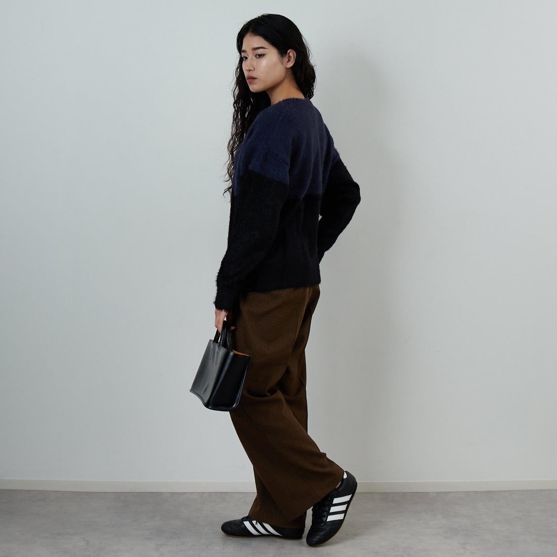 Jf Ready Made [ジェイエフレディメイド] シャギーツートンクルーネックニット [725807]NVY/BLK &&モデル身長：162cm 着用サイズ：F&&