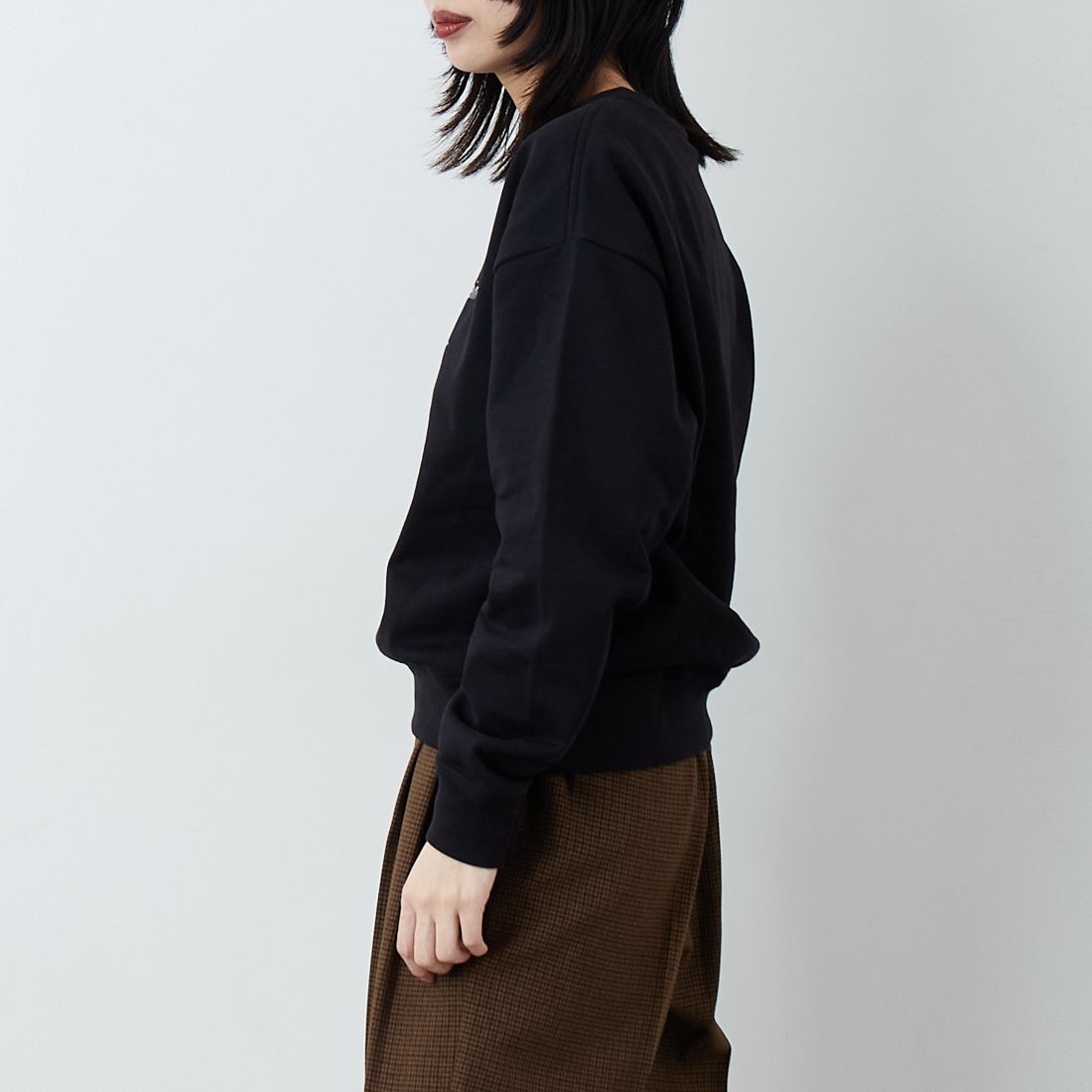 Calvin Klein [カルバンクライン] モノグラムロゴ ロングスリーブフレンチテリースウェット [47B234G] UB1 &&モデル身長：162cm 着用サイズ：F0&&