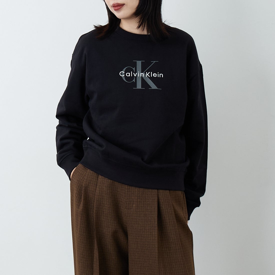 Calvin Klein [カルバンクライン] モノグラムロゴ ロングスリーブフレンチテリースウェット [47B234G] UB1 &&モデル身長：162cm 着用サイズ：F0&&