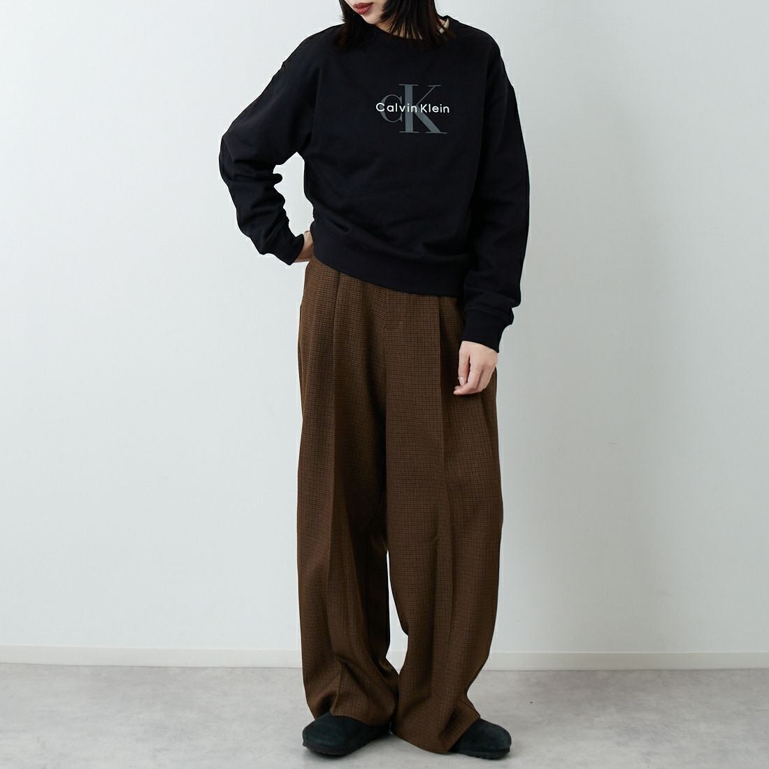 Calvin Klein [カルバンクライン] モノグラムロゴ ロングスリーブフレンチテリースウェット [47B234G] UB1 &&モデル身長：162cm 着用サイズ：F0&&