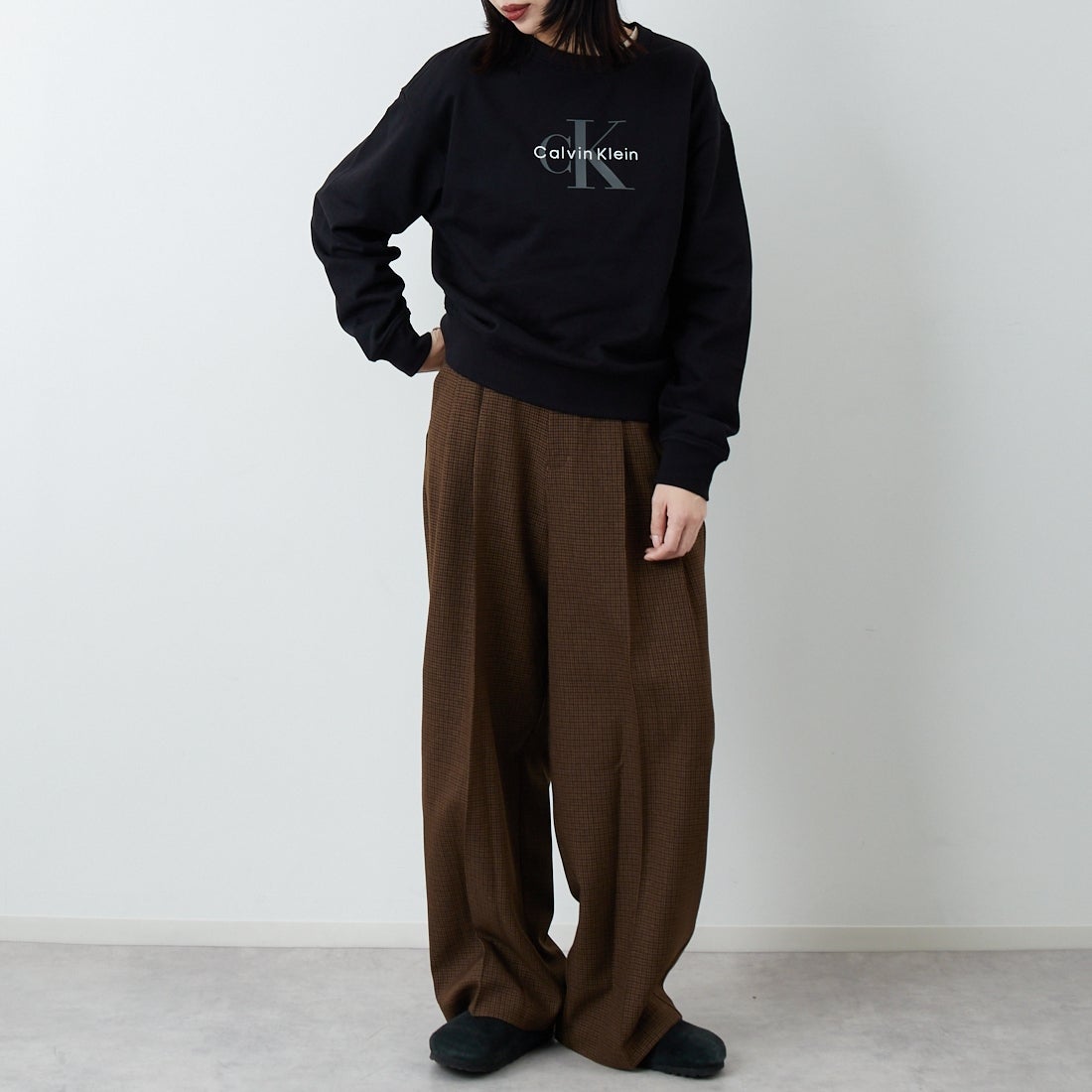 Calvin Klein [カルバンクライン] モノグラムロゴ ロングスリーブフレンチテリースウェット [47B234G] UB1 &&モデル身長：162cm 着用サイズ：F0&&