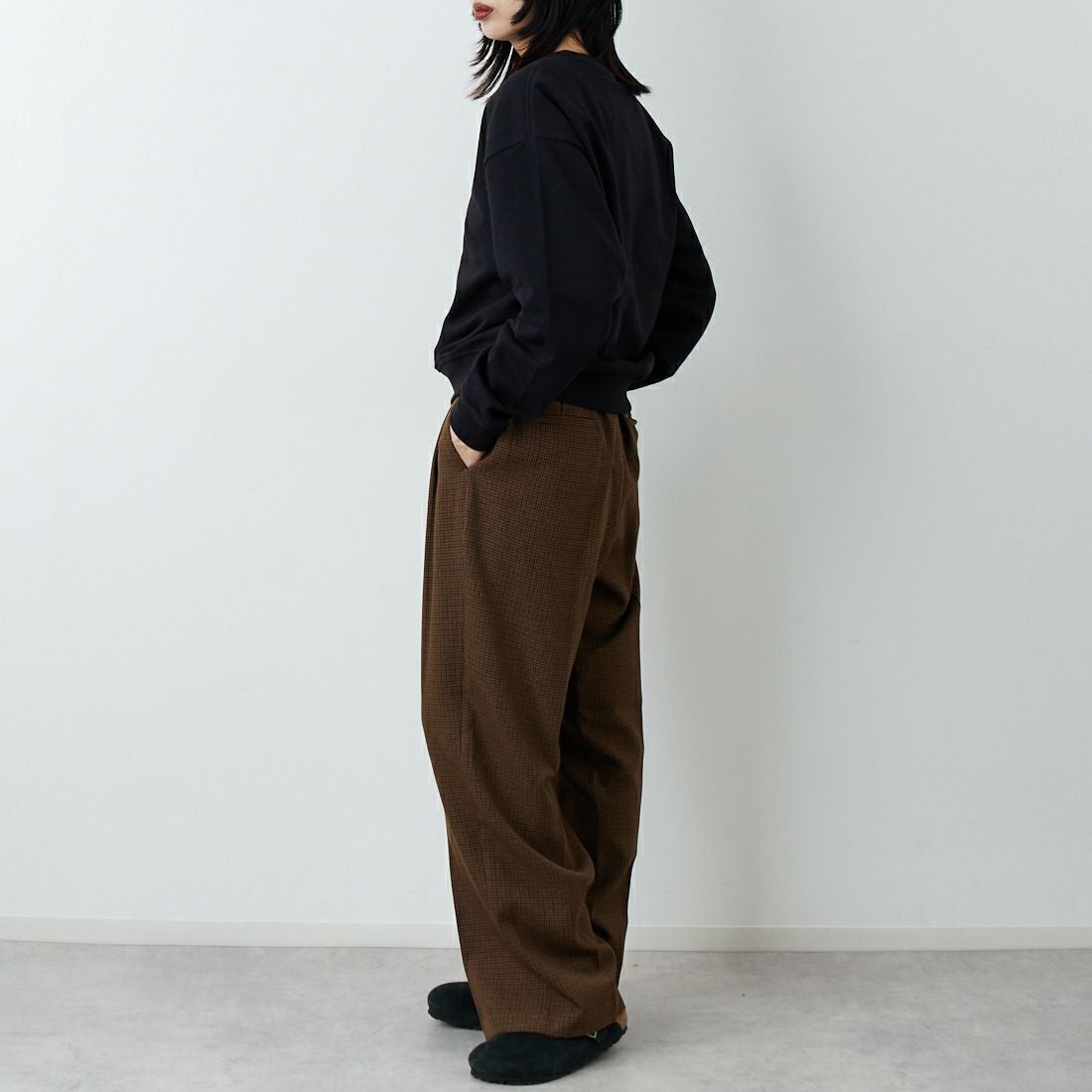 Calvin Klein [カルバンクライン] モノグラムロゴ ロングスリーブフレンチテリースウェット [47B234G] UB1 &&モデル身長：162cm 着用サイズ：F0&&