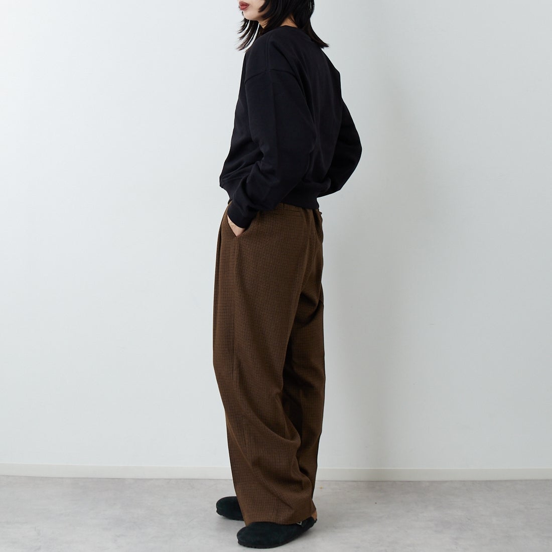 Calvin Klein [カルバンクライン] モノグラムロゴ ロングスリーブフレンチテリースウェット [47B234G] UB1 &&モデル身長：162cm 着用サイズ：F0&&