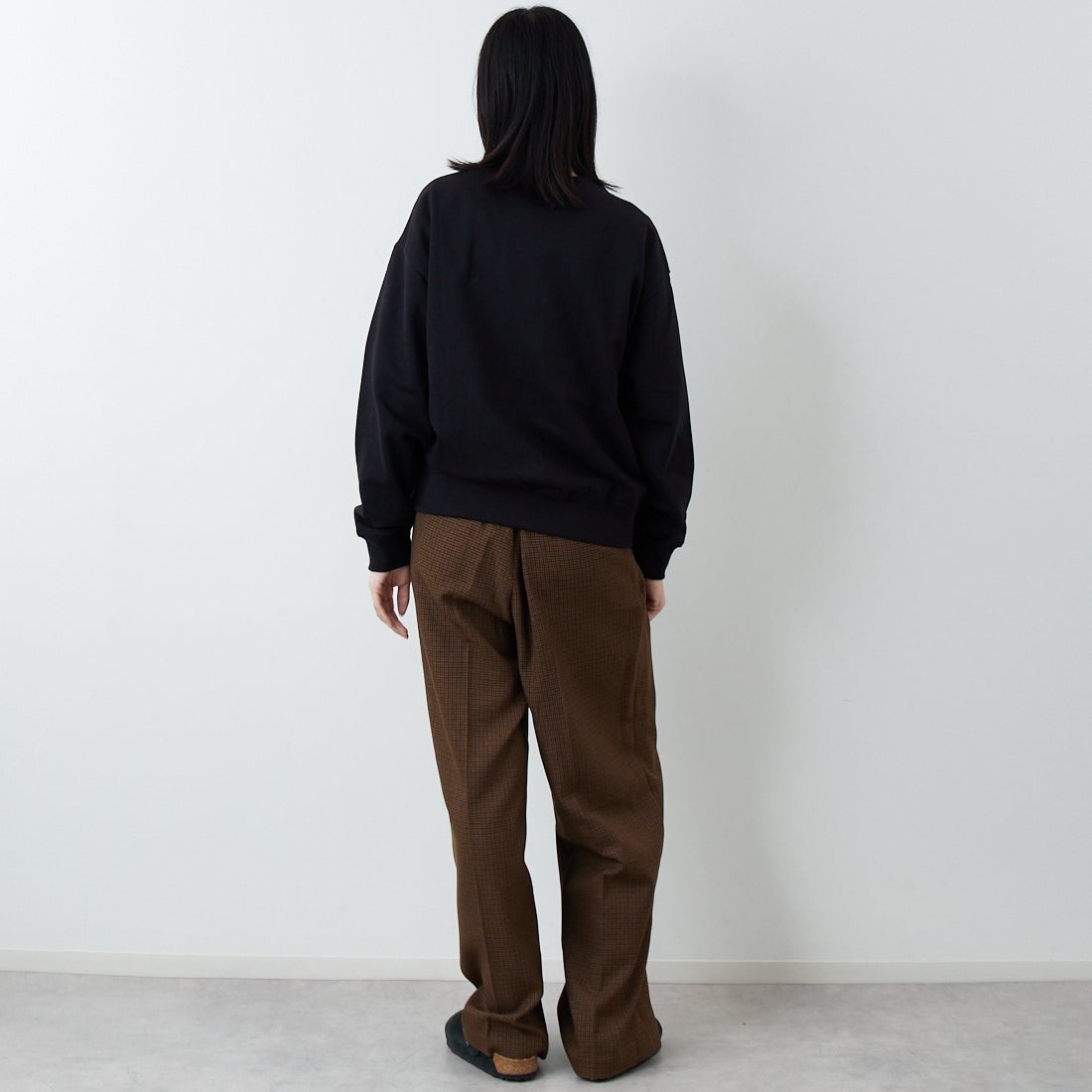 Calvin Klein [カルバンクライン] モノグラムロゴ ロングスリーブフレンチテリースウェット [47B234G] UB1 &&モデル身長：162cm 着用サイズ：F0&&