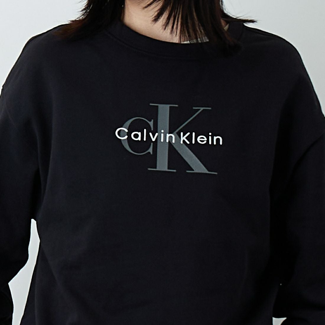 Calvin Klein [カルバンクライン] モノグラムロゴ ロングスリーブフレンチテリースウェット [47B234G] UB1 &&モデル身長：162cm 着用サイズ：F0&&