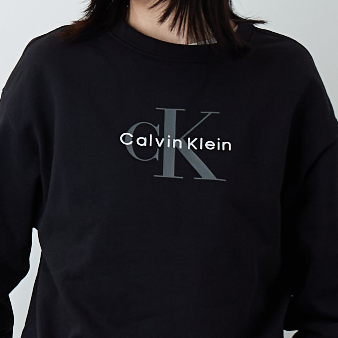 Calvin Klein [カルバンクライン] モノグラムロゴ ロングスリーブフレンチテリースウェット [47B234G] UB1 &&モデル身長：162cm 着用サイズ：F0&&