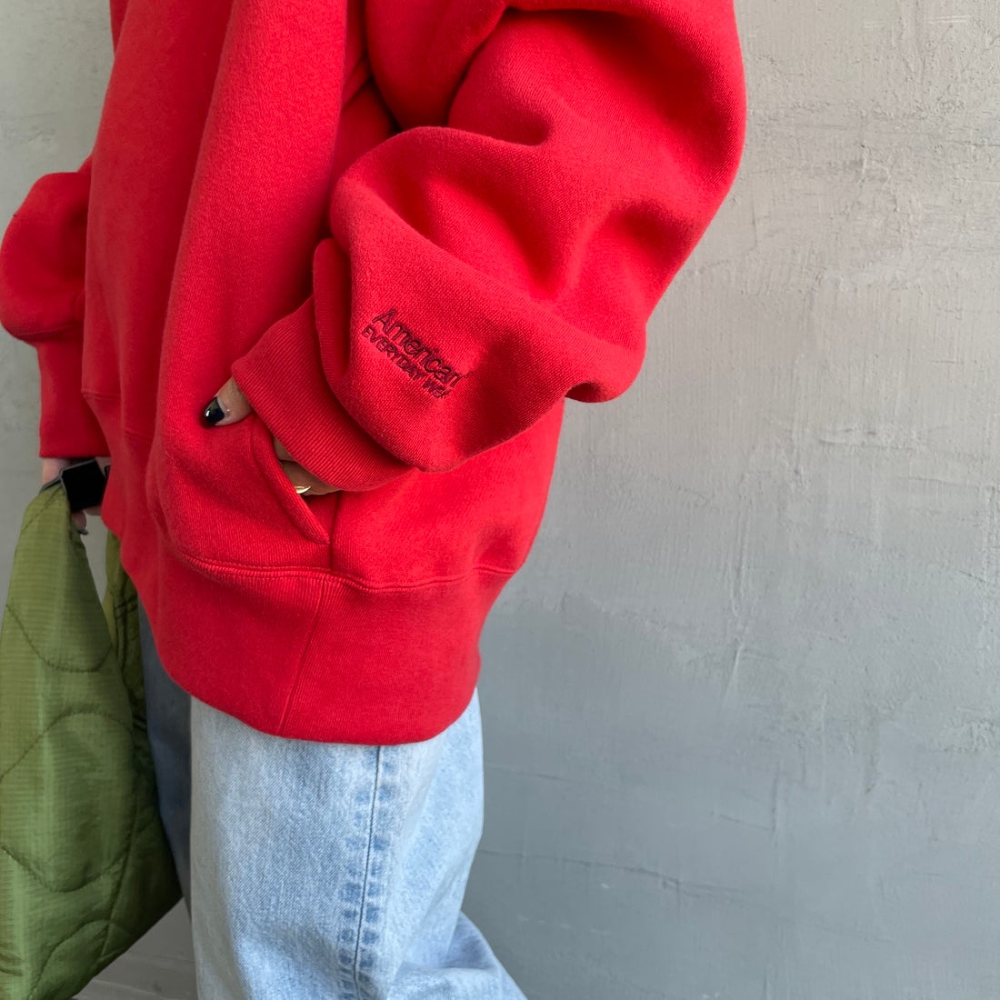 Americana [アメリカーナ] ボリュームスリーブ クルーネックスウェット [BRF-797A-1] ﾚｯﾄﾞ &&モデル身長：150cm 着用サイズ：ONE SIZE&&