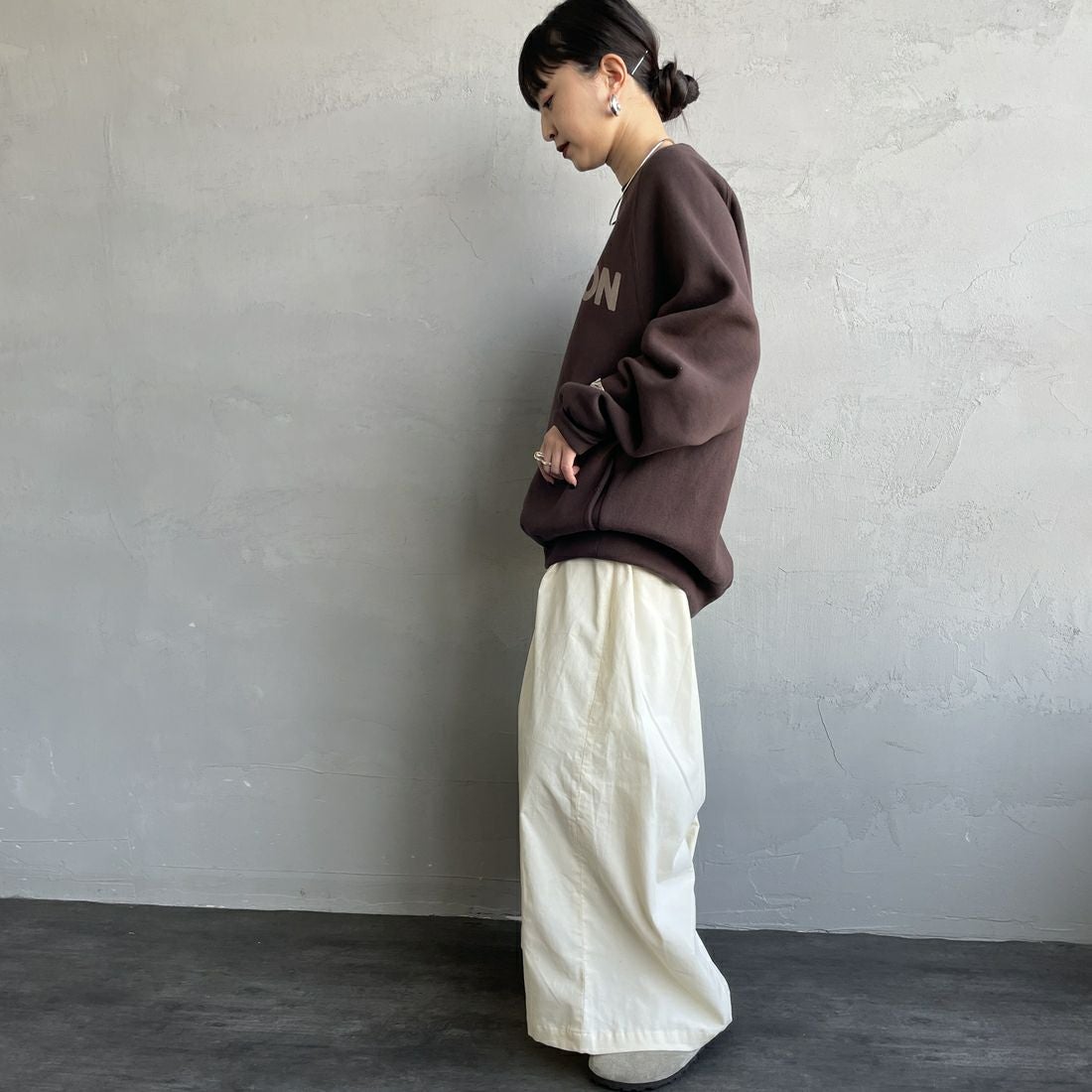 Americana [アメリカーナ] ボリュームスリーブ クルーネックスウェット [BRF-797A-1] Dﾌﾞﾗｳﾝ &&モデル身長：150cm 着用サイズ：ONE SIZE&&