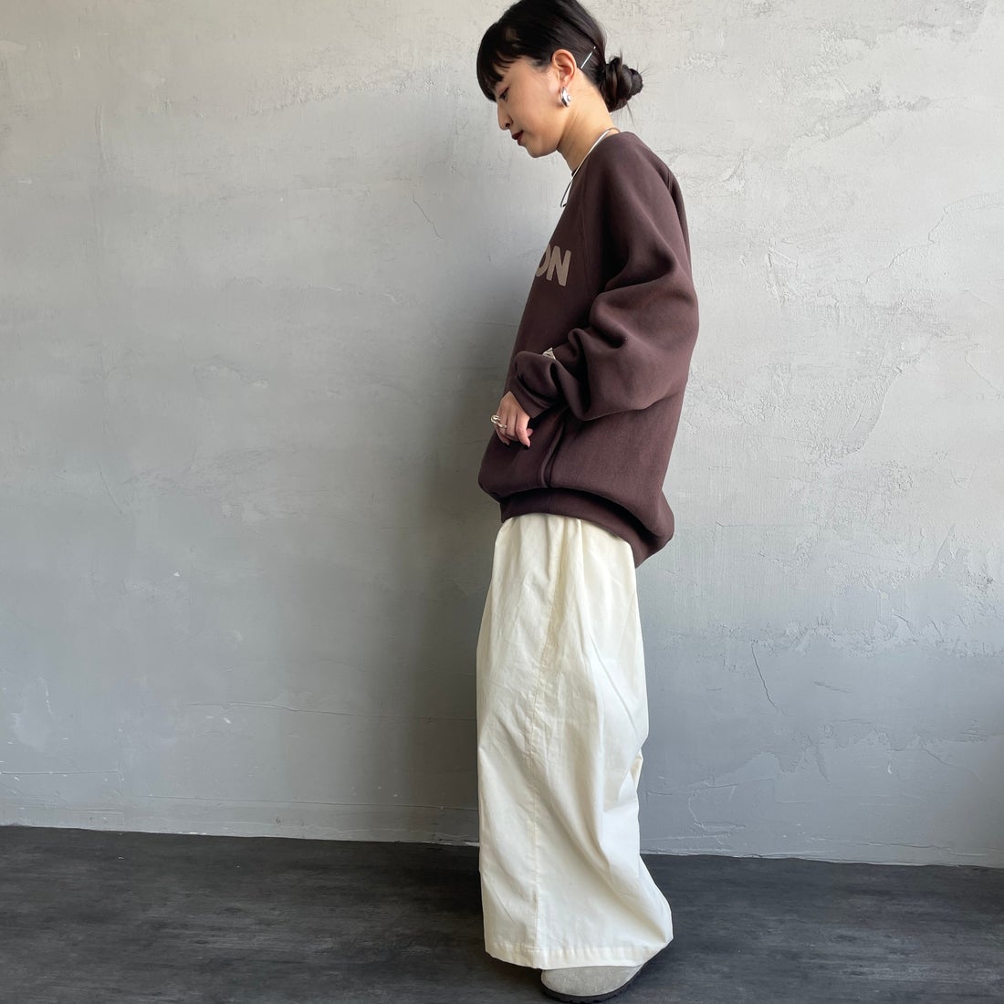 Americana [アメリカーナ] ボリュームスリーブ クルーネックスウェット [BRF-797A-1] Dﾌﾞﾗｳﾝ &&モデル身長：150cm 着用サイズ：ONE SIZE&&