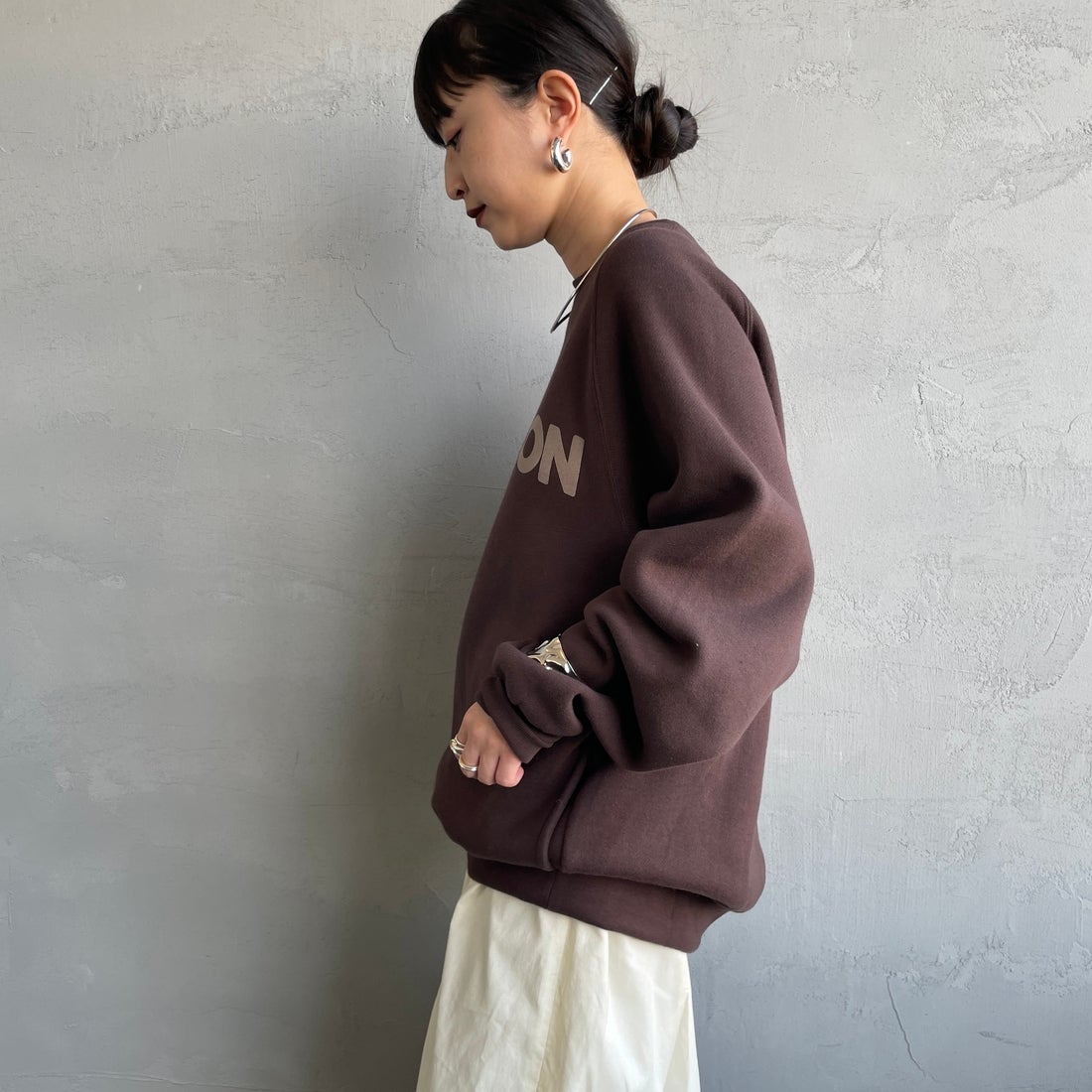 Americana [アメリカーナ] ボリュームスリーブ クルーネックスウェット [BRF-797A-1] Dﾌﾞﾗｳﾝ &&モデル身長：150cm 着用サイズ：ONE SIZE&&