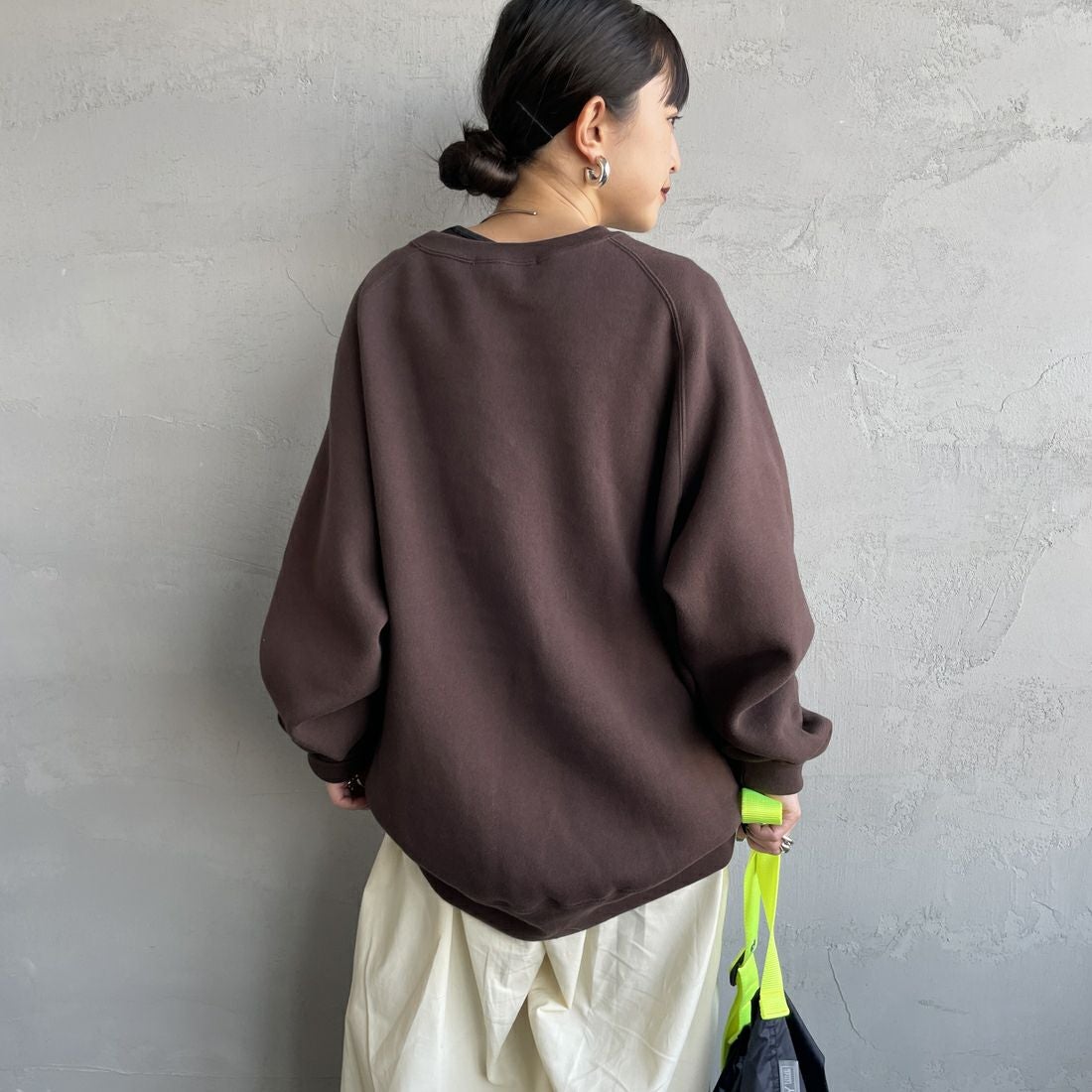 Americana [アメリカーナ] ボリュームスリーブ クルーネックスウェット [BRF-797A-1] Dﾌﾞﾗｳﾝ &&モデル身長：150cm 着用サイズ：ONE SIZE&&