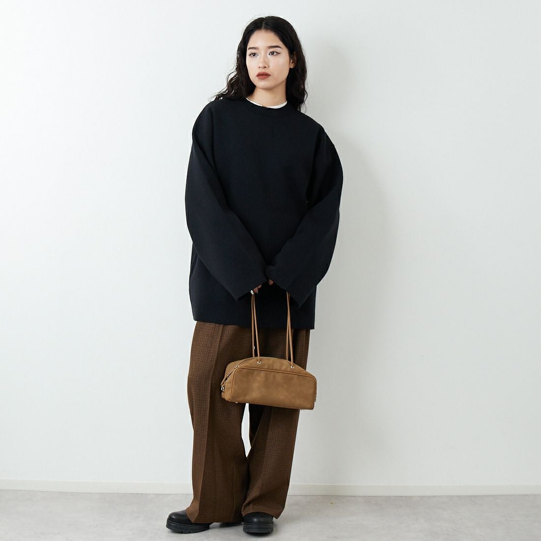 RIM.ARK [リムアーク] ミドルレングス ボックスニットプルオーバー [460JSL70-2211] BLK &&モデル身長：162cm 着用サイズ：F&&