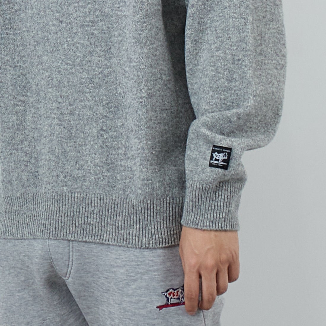 The Endless Summer [エンドレスサマー] BUHI サガラ刺繍ウールニット [AS-25774323] 03 MIX GRY &&モデル身長：179cm 着用サイズ：M&&