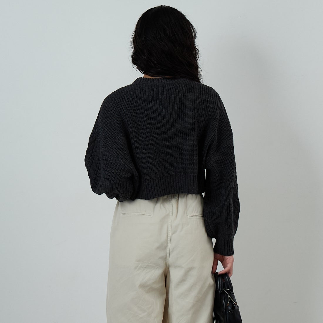 Jf Ready Made [ジェイエフレディメイド] ケーブル編みショート丈クルーネックニット [124803] CHARCOAL &&モデル身長：162cm 着用サイズ：F&&
