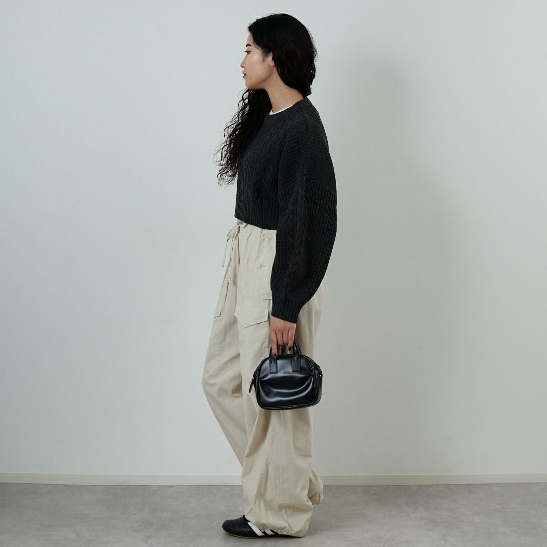 Jf Ready Made [ジェイエフレディメイド] ケーブル編みショート丈クルーネックニット [124803] CHARCOAL &&モデル身長：162cm 着用サイズ：F&&