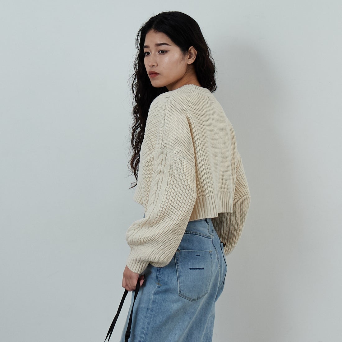 Jf Ready Made [ジェイエフレディメイド] ケーブル編みショート丈クルーネックニット [124803]BEIGE &&モデル身長：162cm 着用サイズ：F&&