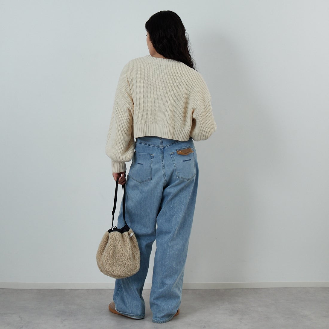 Jf Ready Made [ジェイエフレディメイド] ケーブル編みショート丈クルーネックニット [124803]BEIGE &&モデル身長：162cm 着用サイズ：F&&