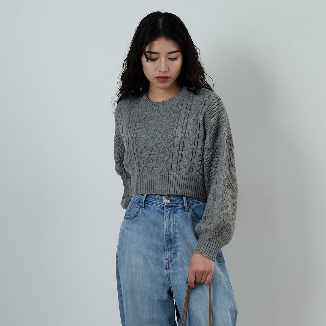Jf Ready Made [ジェイエフレディメイド] ケーブル編みショート丈クルーネックニット [124803]GRAY &&モデル身長：162cm 着用サイズ：F&&