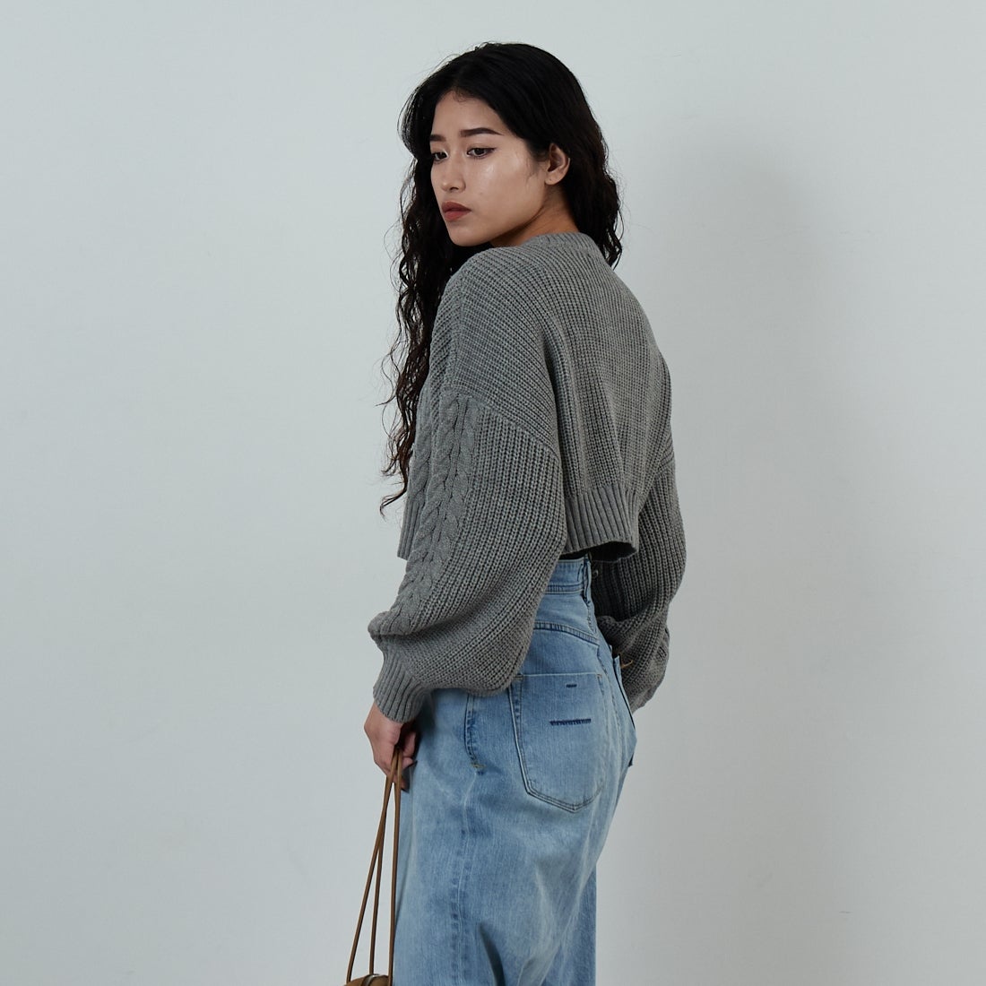 Jf Ready Made [ジェイエフレディメイド] ケーブル編みショート丈クルーネックニット [124803]GRAY &&モデル身長：162cm 着用サイズ：F&&