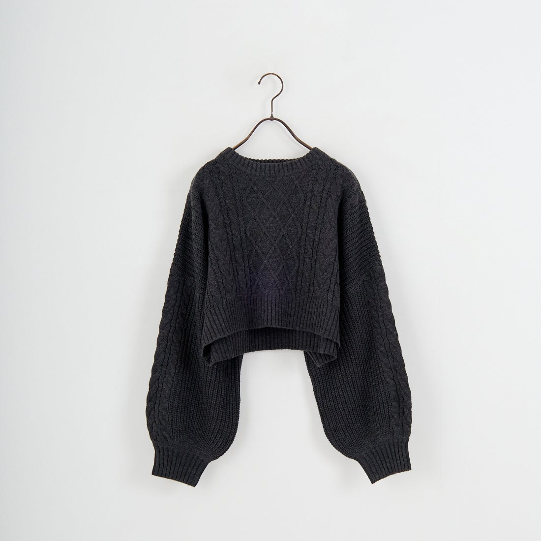 Jf Ready Made [ジェイエフレディメイド] ケーブル編みショート丈クルーネックニット [124803]CHARCOAL